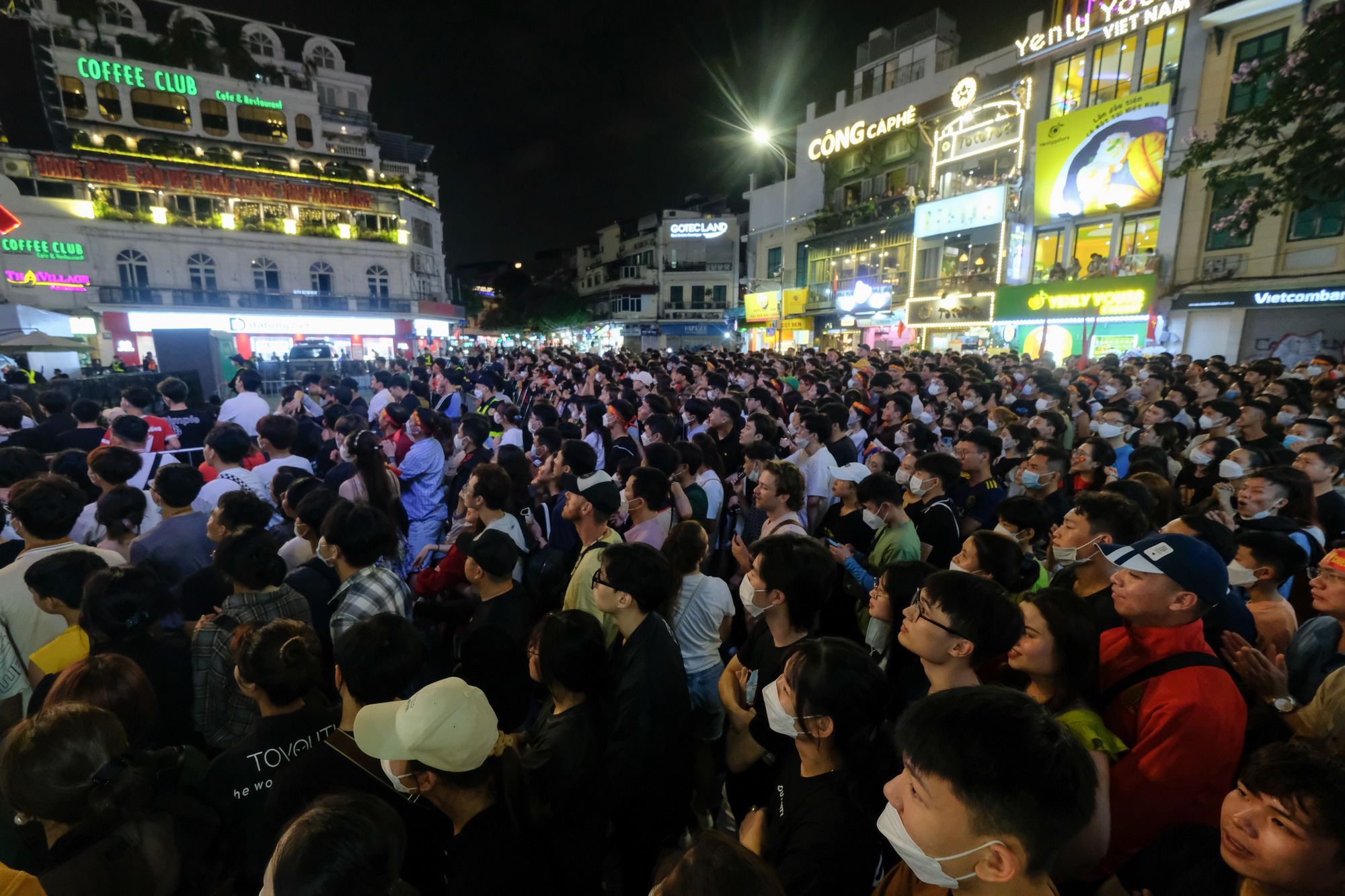 Đêm U23 Việt Nam giành HCV SEA Games trả món nợ với người Thái, người dân cả nước xuống đường nhuộm đỏ mọi tuyến phố - Ảnh 2.