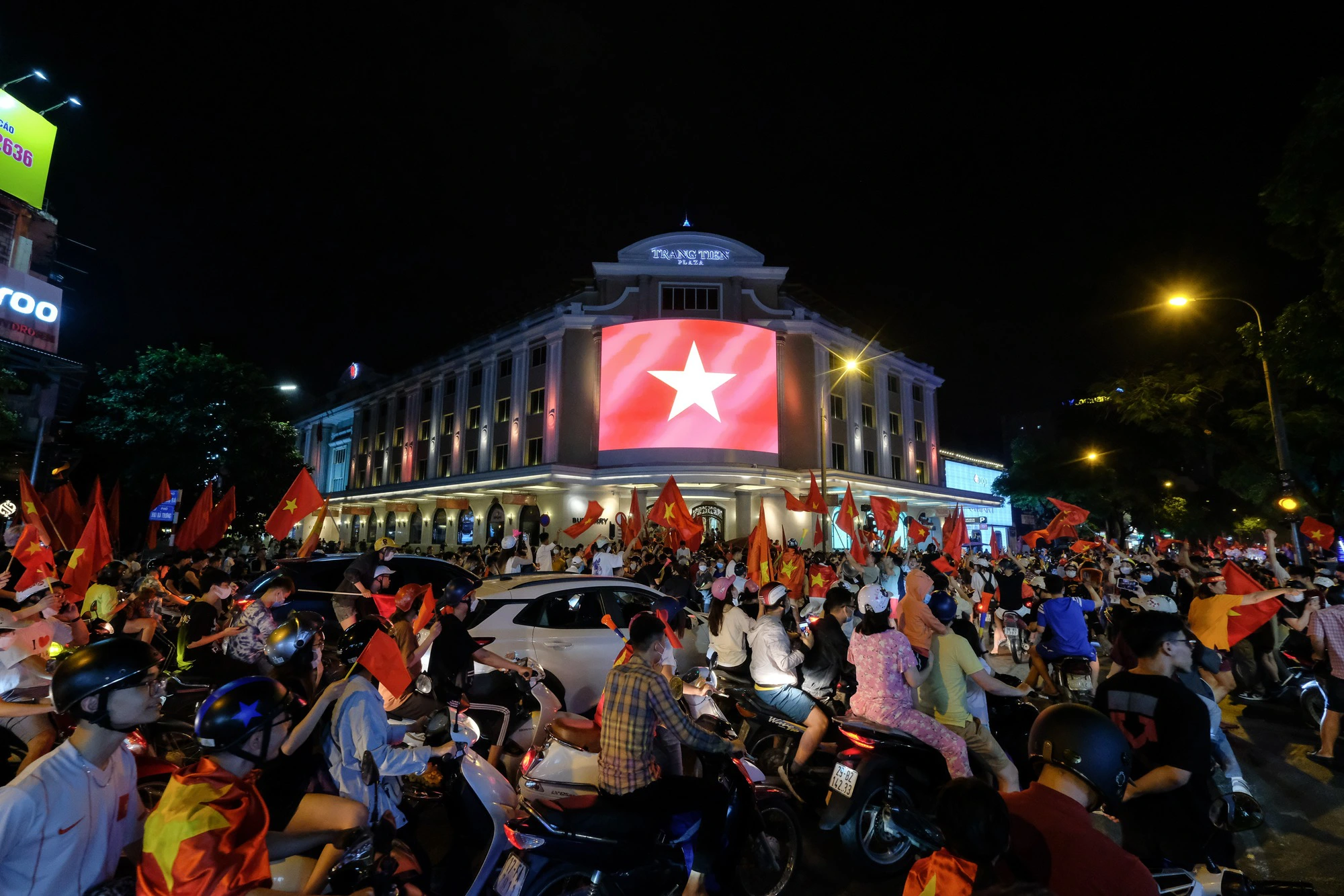 Đêm U23 Việt Nam giành HCV SEA Games trả món nợ với người Thái, người dân cả nước xuống đường nhuộm đỏ mọi tuyến phố - Ảnh 4.