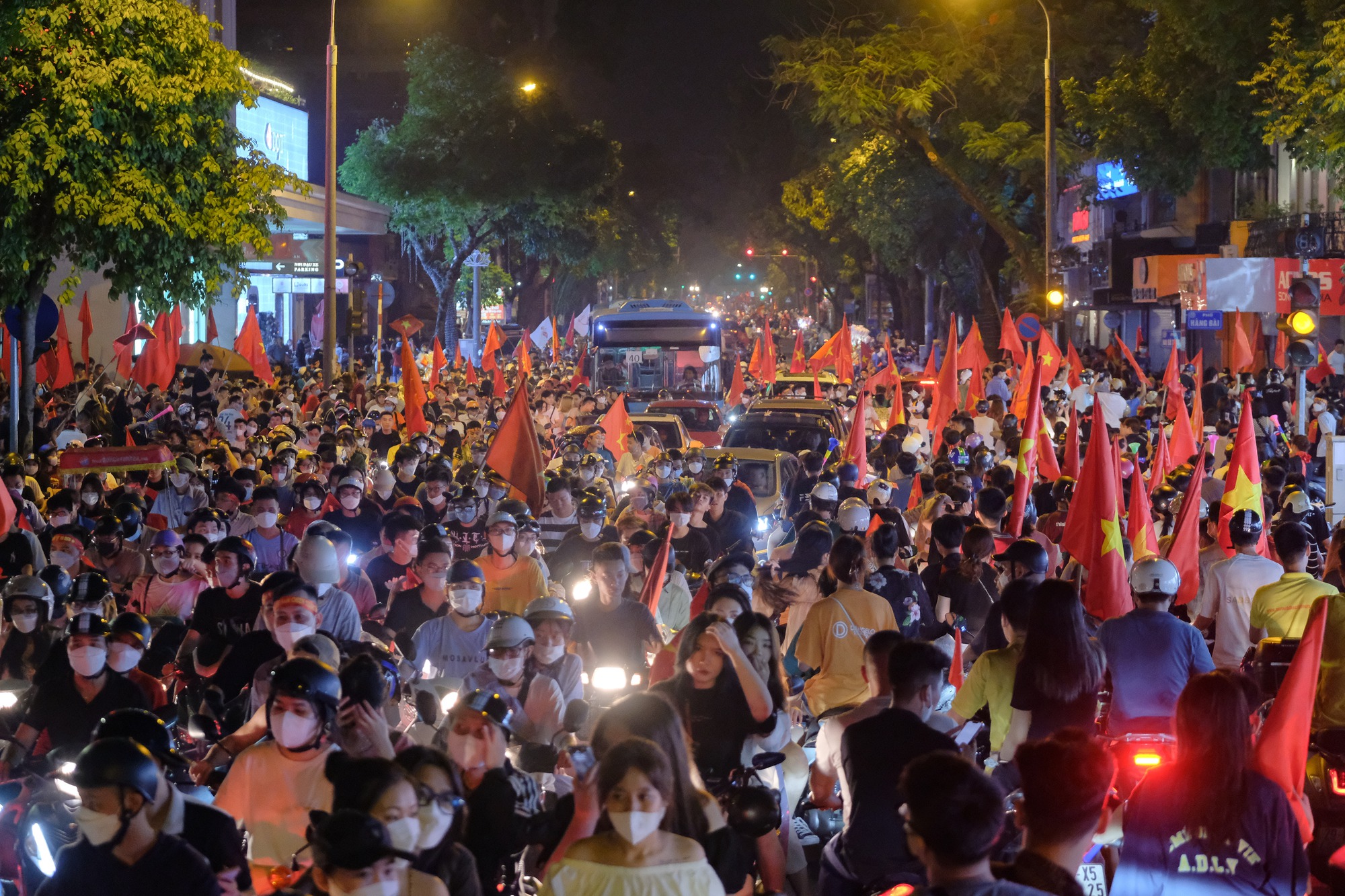 Đêm U23 Việt Nam giành HCV SEA Games trả món nợ với người Thái, người dân cả nước xuống đường nhuộm đỏ mọi tuyến phố - Ảnh 8.