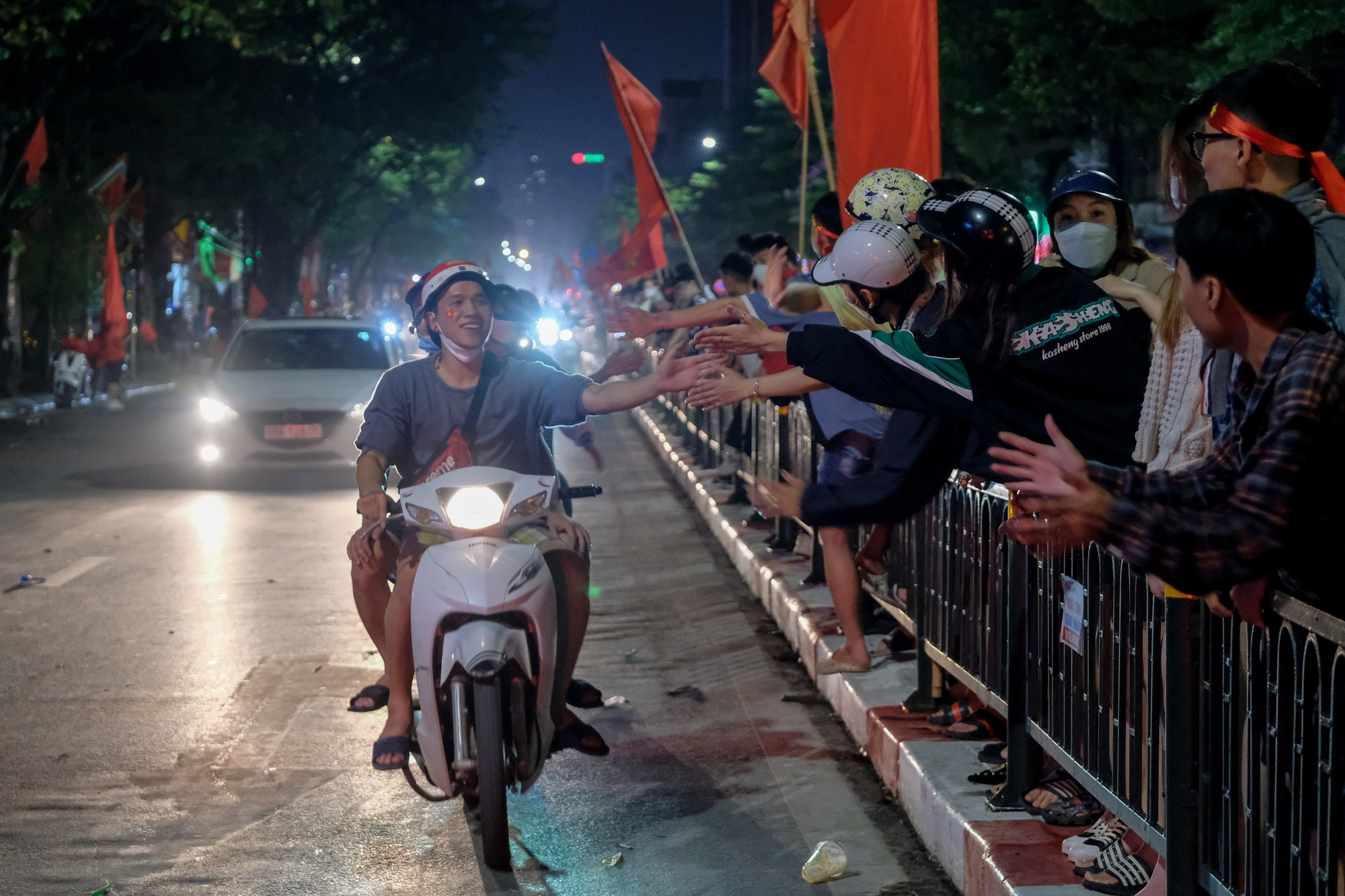 Đêm U23 Việt Nam giành HCV SEA Games trả món nợ với người Thái, người dân cả nước xuống đường nhuộm đỏ mọi tuyến phố - Ảnh 18.
