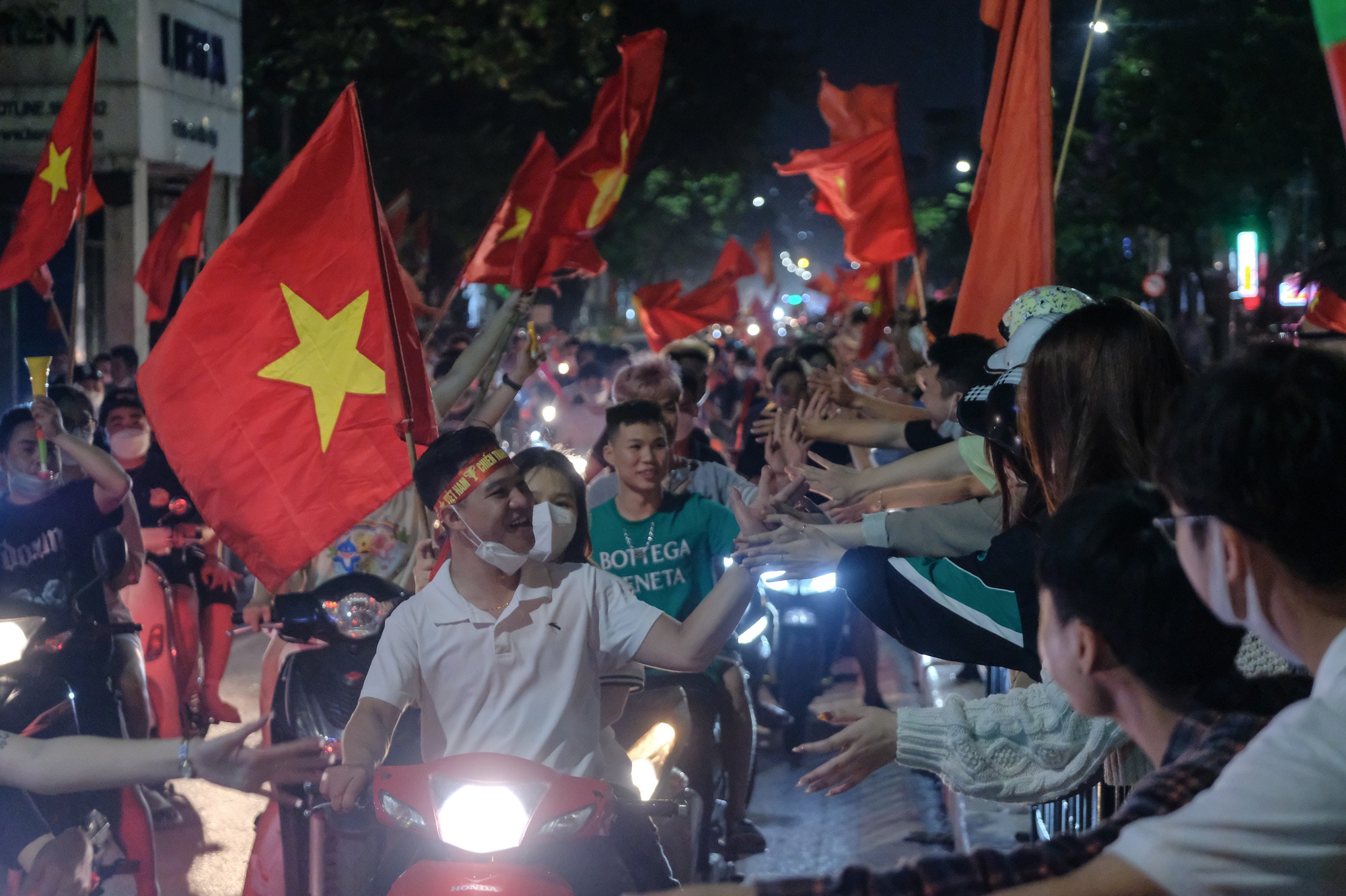 Đêm U23 Việt Nam giành HCV SEA Games trả món nợ với người Thái, người dân cả nước xuống đường nhuộm đỏ mọi tuyến phố - Ảnh 19.