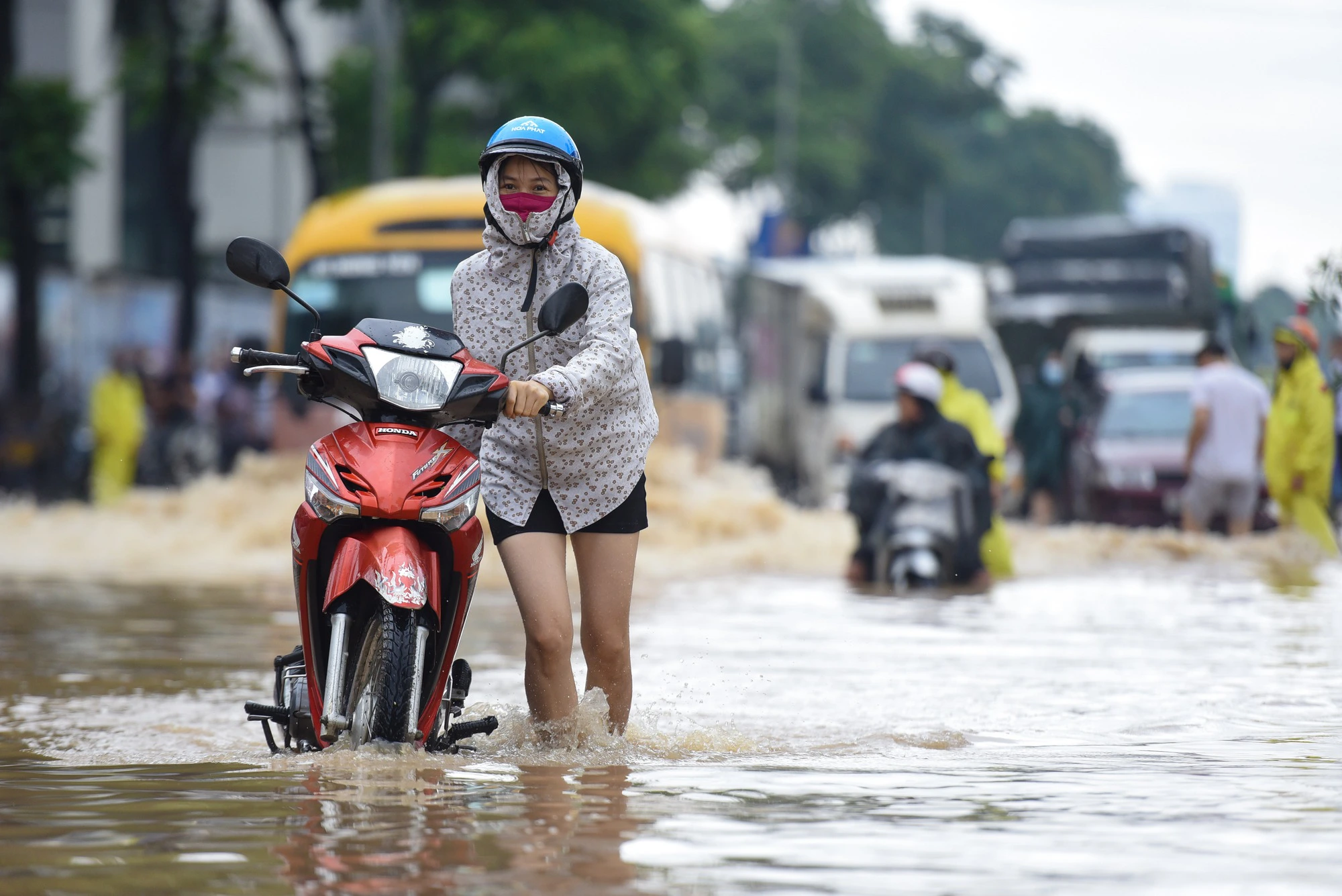 Đường gom đại lộ Thăng Long chìm trong biển nước sau trận mưa lớn - Ảnh 12.