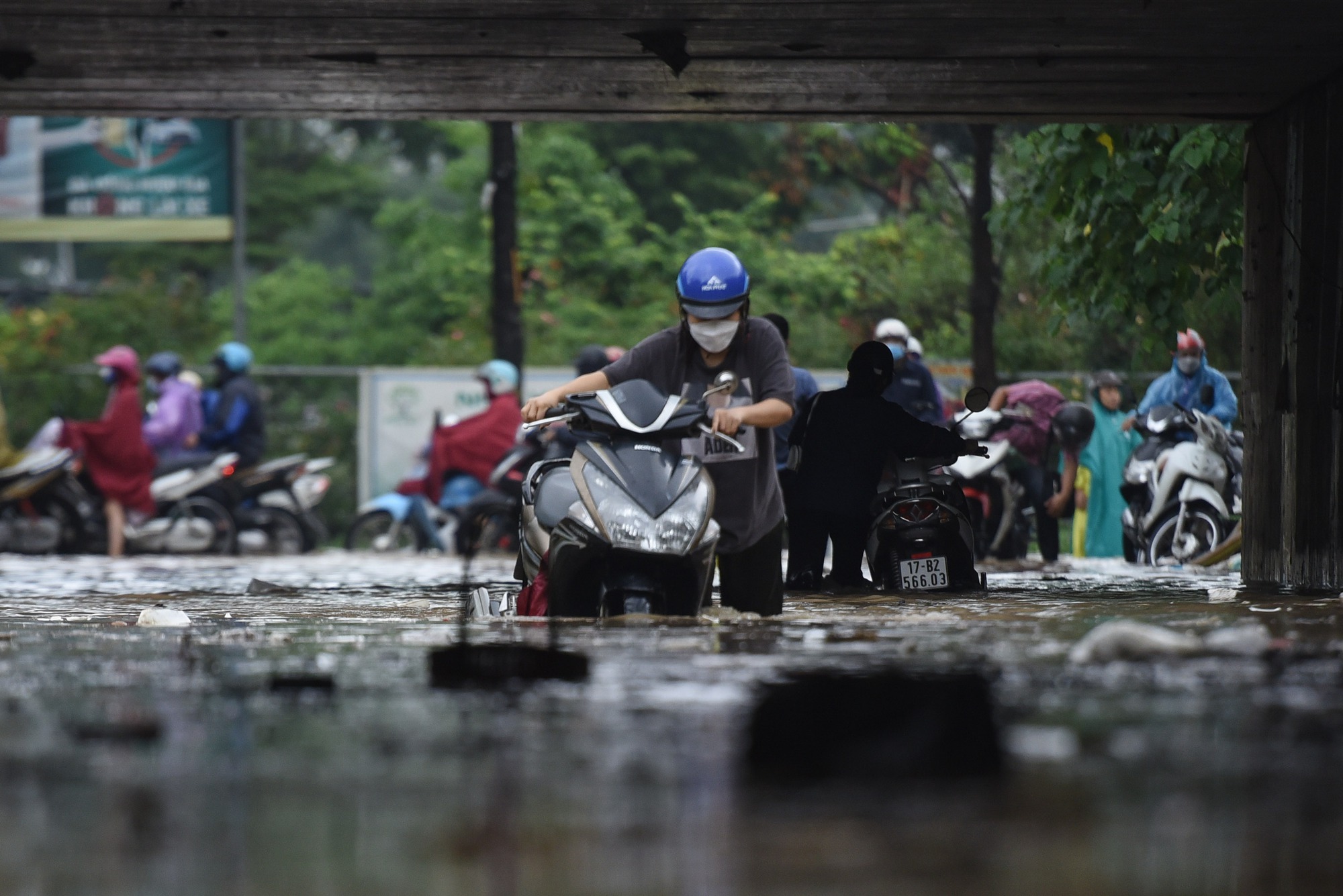 Đường gom đại lộ Thăng Long chìm trong biển nước sau trận mưa lớn - Ảnh 3.