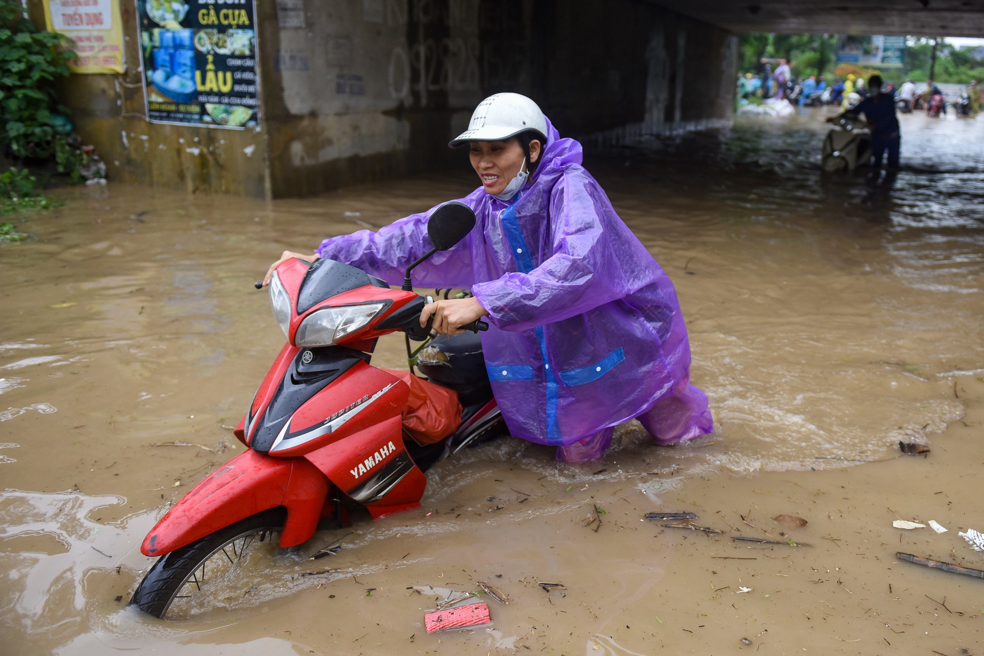 Đường gom đại lộ Thăng Long chìm trong biển nước sau trận mưa lớn - Ảnh 6.