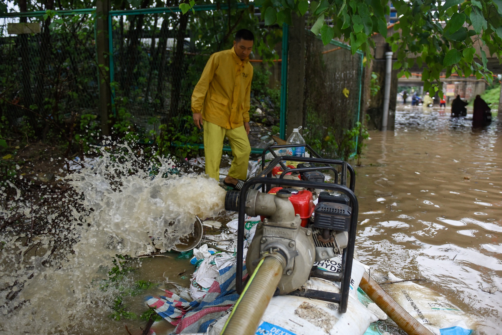 Đường gom đại lộ Thăng Long chìm trong biển nước sau trận mưa lớn - Ảnh 7.