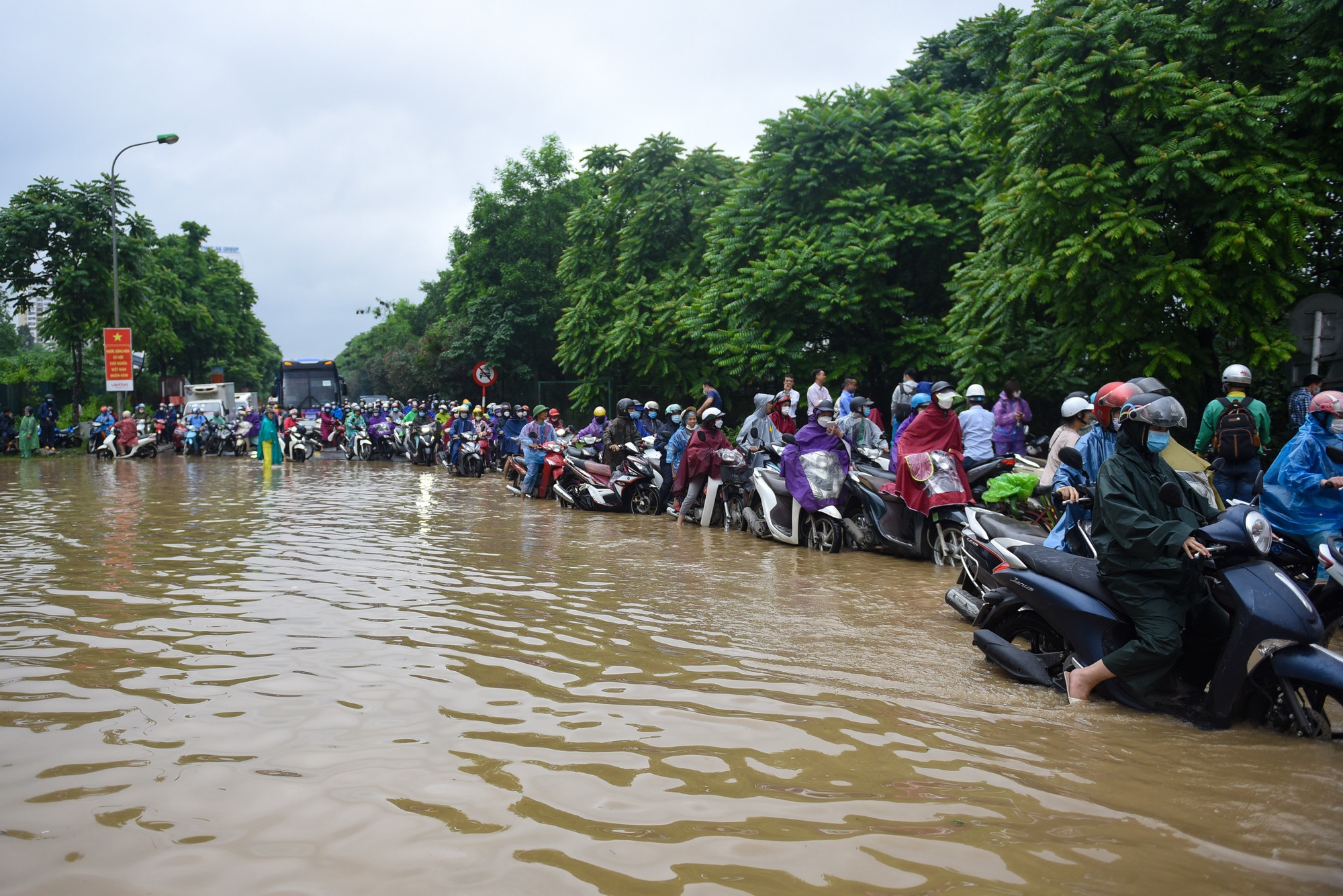 Đường gom đại lộ Thăng Long chìm trong biển nước sau trận mưa lớn - Ảnh 1.