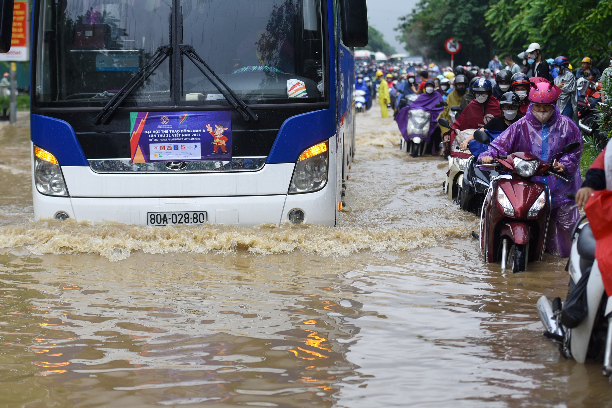 Đường gom đại lộ Thăng Long chìm trong biển nước sau trận mưa lớn - Ảnh 8.