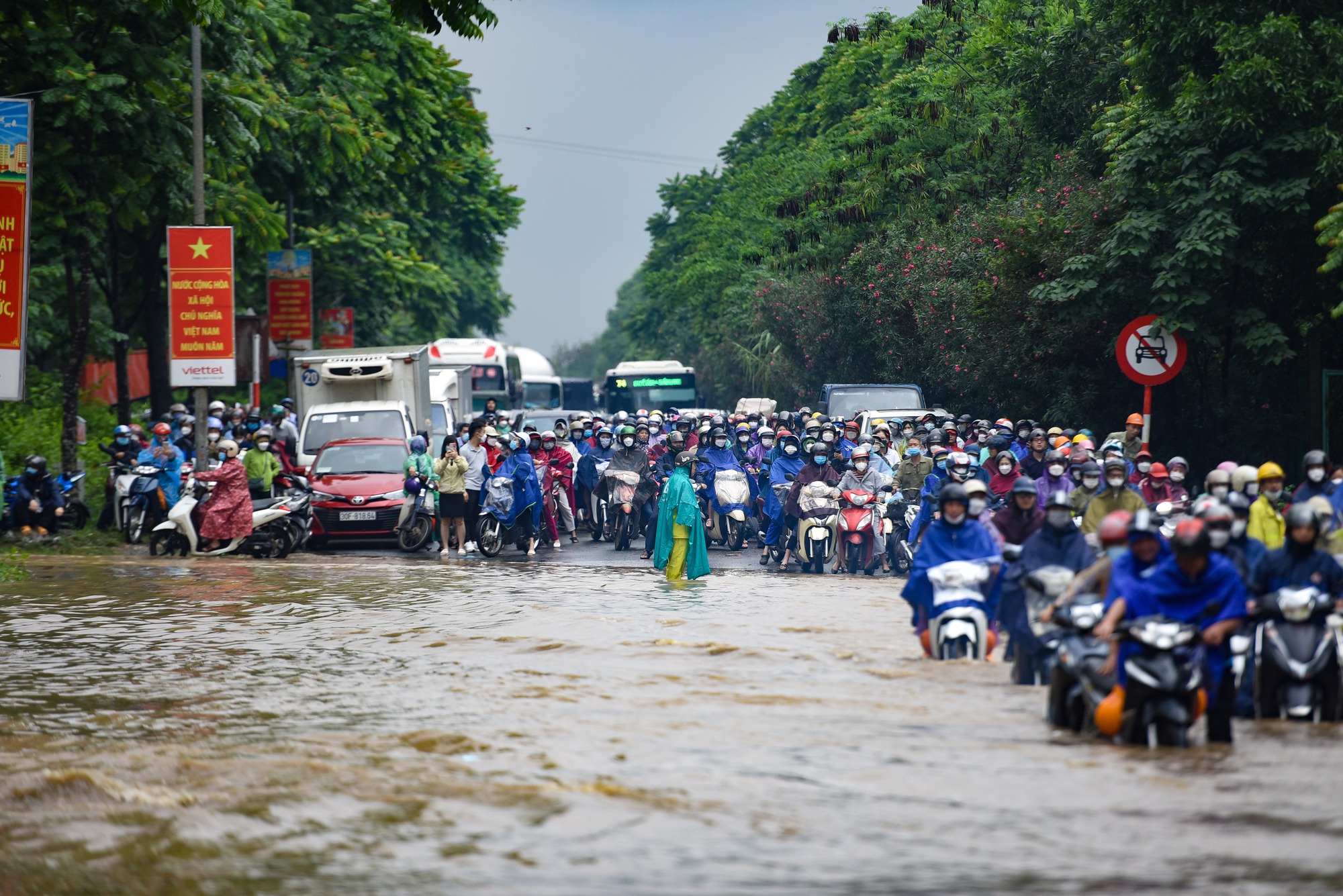 Đường gom đại lộ Thăng Long chìm trong biển nước sau trận mưa lớn - Ảnh 9.