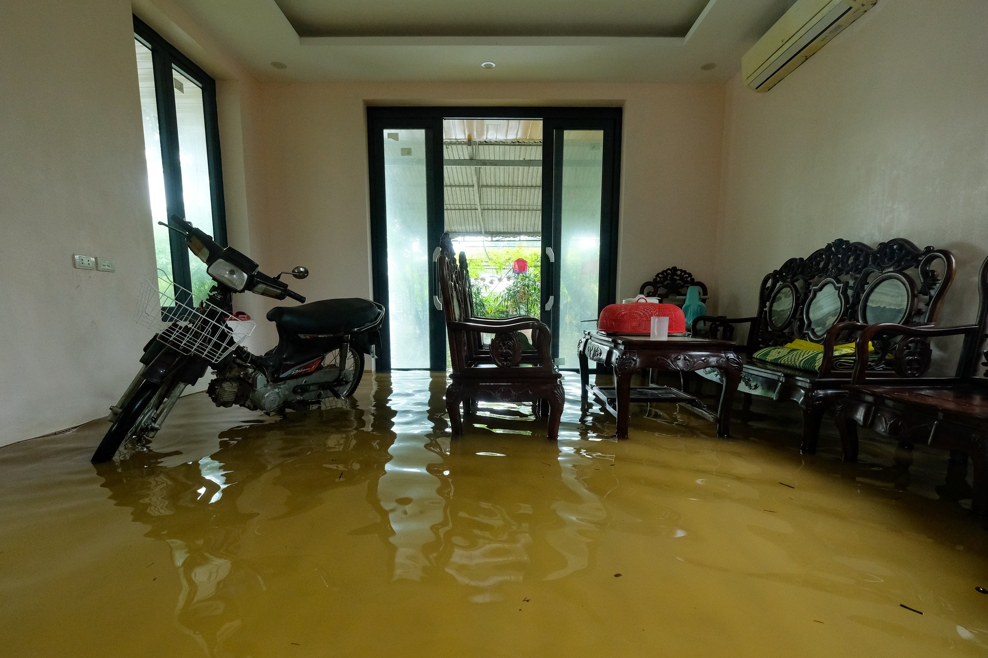 Mưa ngớt, người dân Hà Nội vẫn lội bì bõm đánh cá quanh nhà, nơi mò mẫm cắt hoa vớt vát tài sản - Ảnh 2.