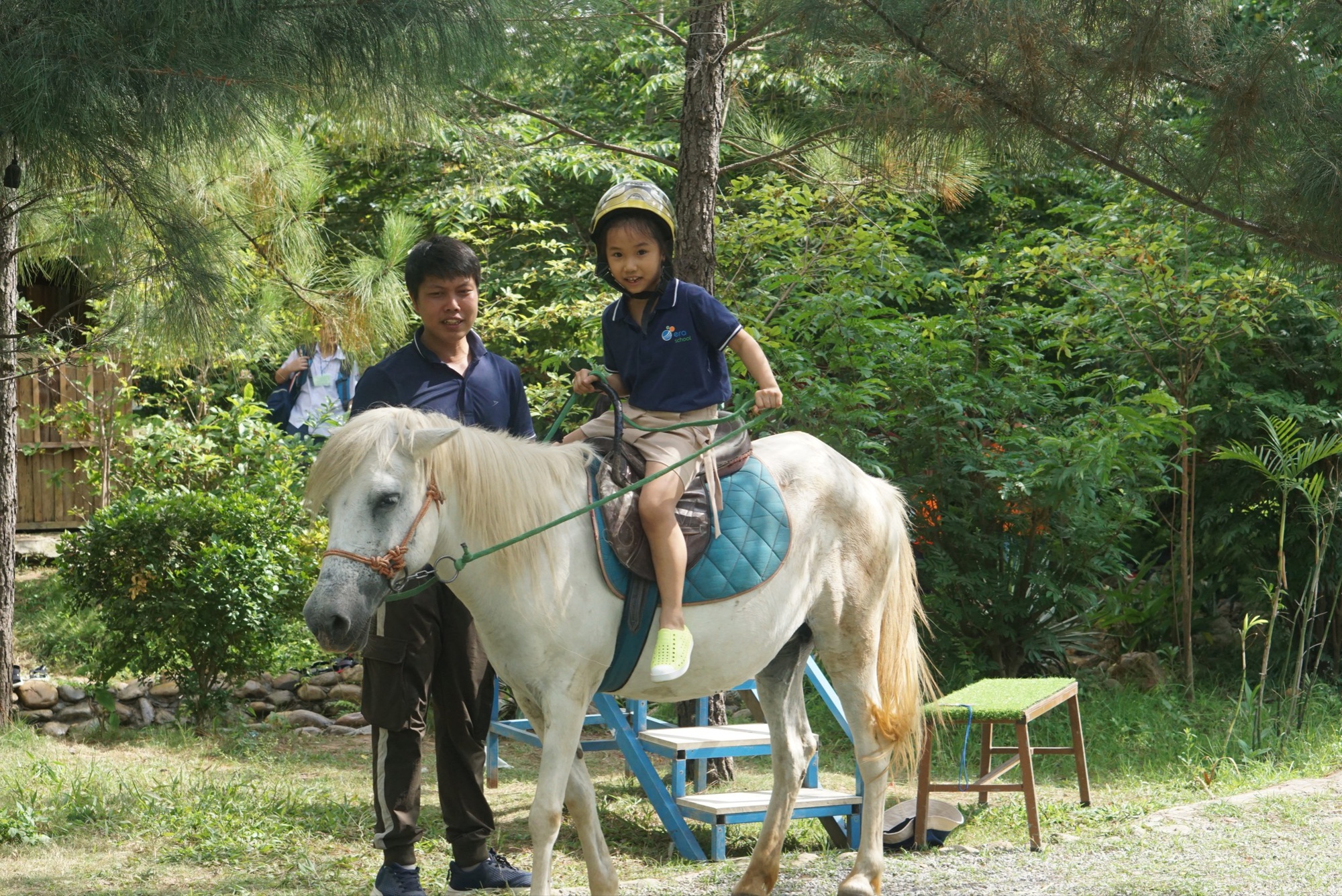 Tự nhận là “bản giao hưởng hạnh phúc”, ngôi trường liên cấp rộng 20.000m2 này dạy học sinh tự làm chủ cuộc sống bằng việc cưỡi ngựa, trồng rau, bắt cá suối - Ảnh 1.