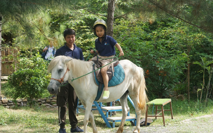 Tự nhận là “bản giao hưởng hạnh phúc”, ngôi trường liên cấp rộng 20.000m2 này dạy học sinh tự làm chủ cuộc sống bằng việc cưỡi ngựa, trồng rau, bắt cá suối