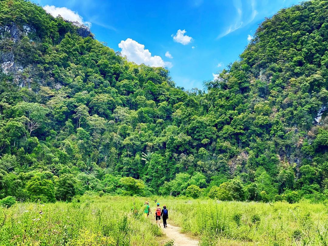 Hang Tú Làn - một trong những địa điểm trekking được nhiều người lựa chọn nhất là hội chị em phụ nữ văn phòng ưa thử thách - Ảnh 1.