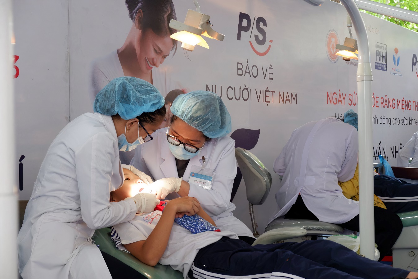 90% người Việt Nam mắc các chứng bệnh răng miệng và chuyện tổng đài 18007004 ra đời - Ảnh 2.