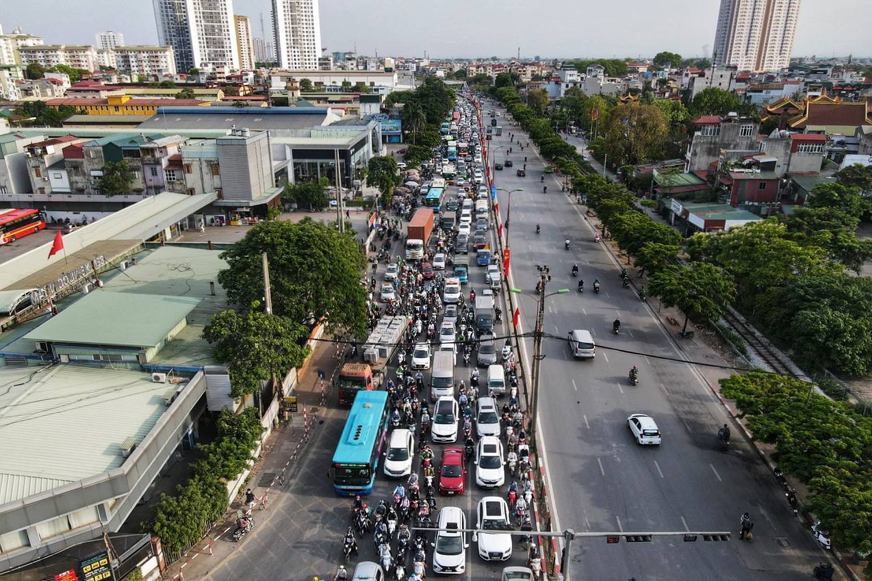 Hà Nội: Dòng phương tiện ùn ùn từ cửa ngõ đổ về trung tâm thành phố, trẻ con mệt mỏi dưới nắng nóng oi ả theo cha mẹ nhích từng mét để vào nội đô  - Ảnh 8.