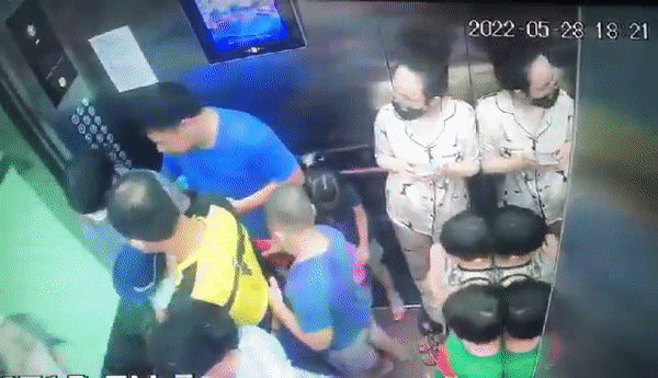 Hà Nội: Người đàn ông bị phản đối vì hành động vũ phu với cô gái trong thang máy chung cư - Ảnh 2.