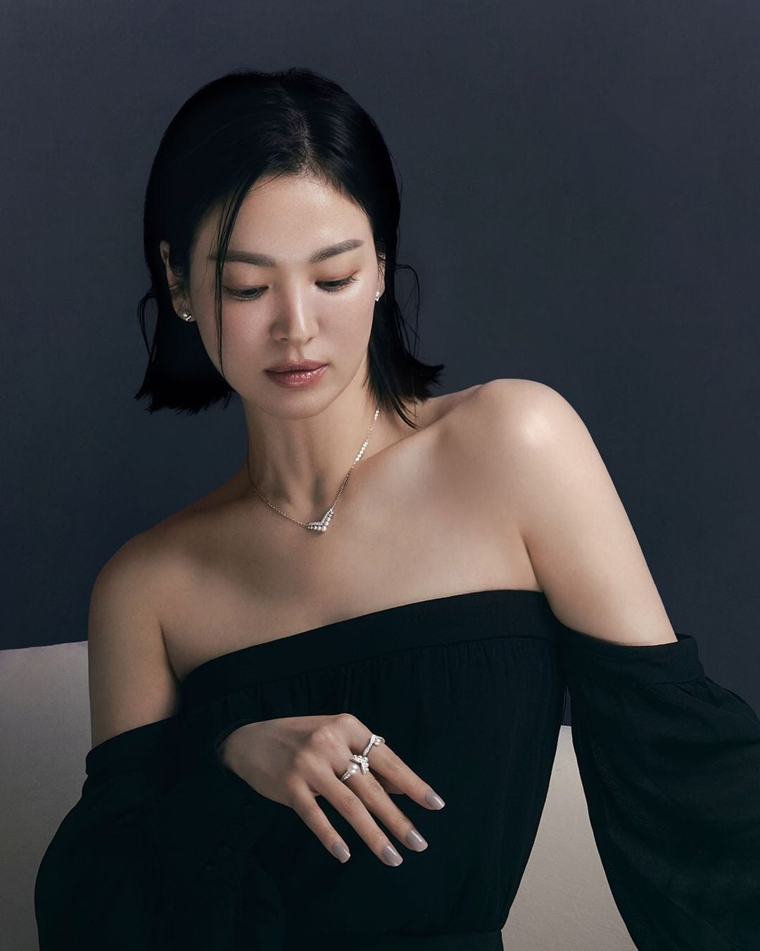 Song Hye Kyo hiếm khi mặc đồ hở nhưng hễ mặc là ai cũng phải bất ngờ với điểm tuyệt phẩm này - Ảnh 4.