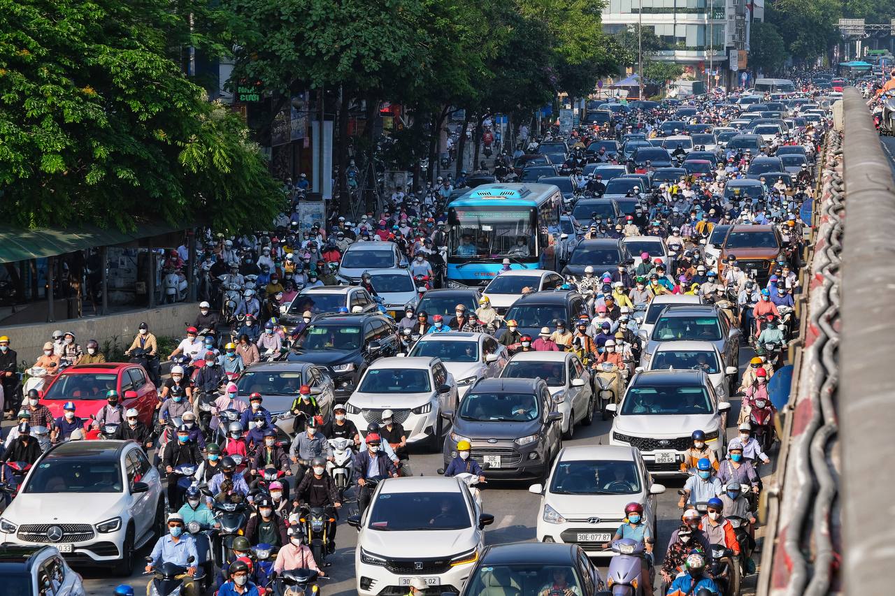 Sau nghỉ lễ, đường phố Hà Nội lại kẹt cứng, người dân len lỏi khắp đường ngang ngõ hẻm để kịp giờ làm  - Ảnh 2.