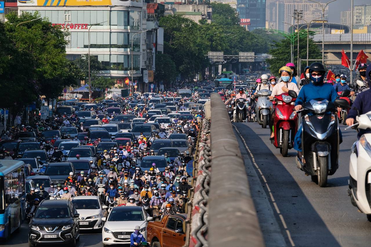 Sau nghỉ lễ, đường phố Hà Nội lại kẹt cứng, người dân len lỏi khắp đường ngang ngõ hẻm để kịp giờ làm  - Ảnh 3.