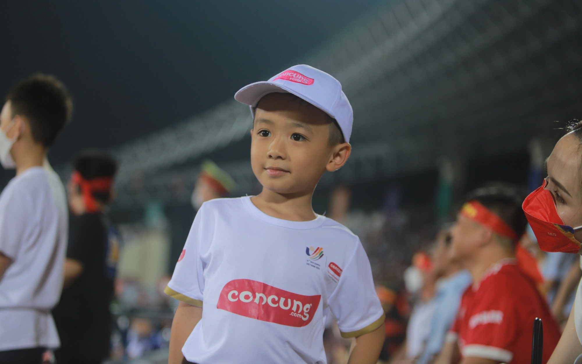 Tháp tùng U23 Việt Nam giành chiến thắng ngoạn mục trước Indonesia, con trai Văn Quyết chiếm trọn spotlight vì quá đáng yêu
