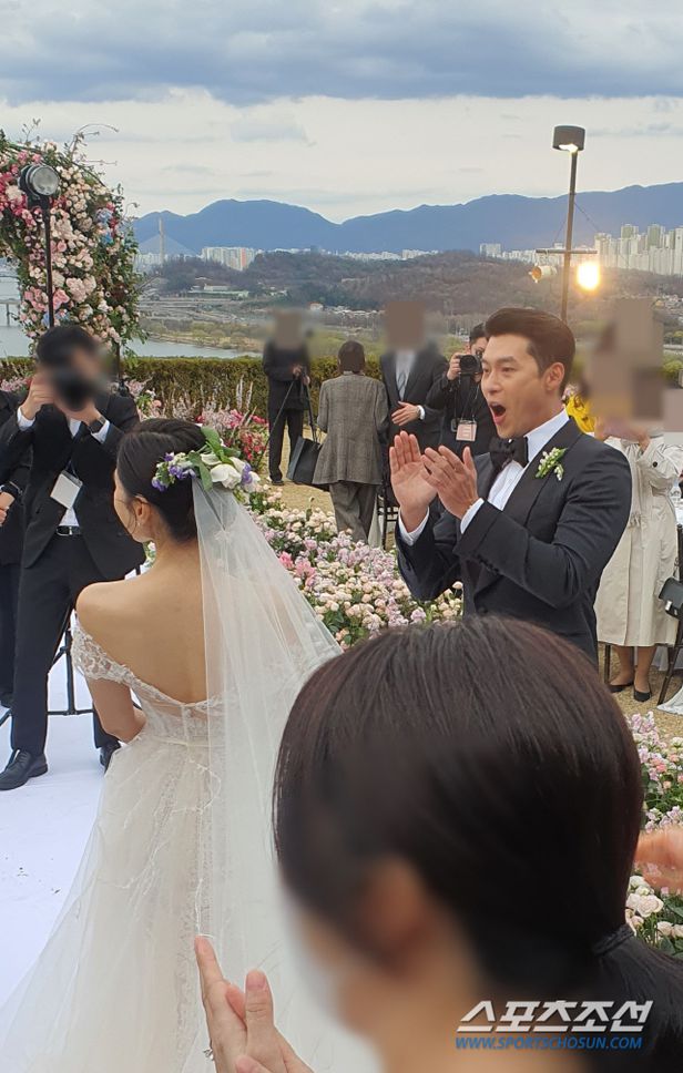 Loạt khoảnh khắc đẹp nhất đám cưới thế kỷ của Hyun Bin - Son Ye Jin: Giây phút cô dâu - chú rể trao nhau nụ hôn khiến netizen phát sốt - Ảnh 12.