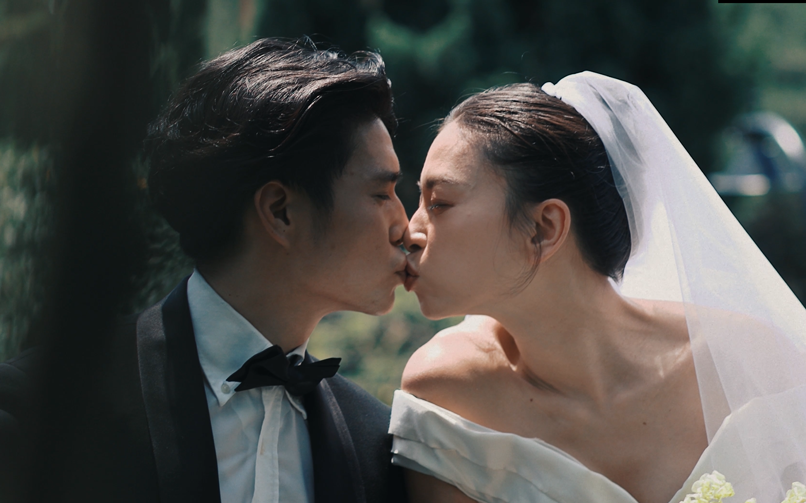 Clip được tung ngay trước đám cưới Ngô Thanh Vân - Huy Trần: Cô dâu - chú rể khiêu vũ, trao nhau nụ hôn ngọt ngào