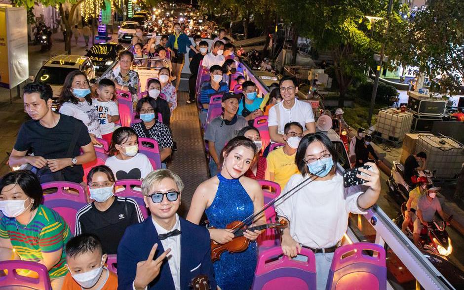 Lắng đọng cảm xúc trên chuyến xe bus đặc biệt đầu tiên của nàng công sở