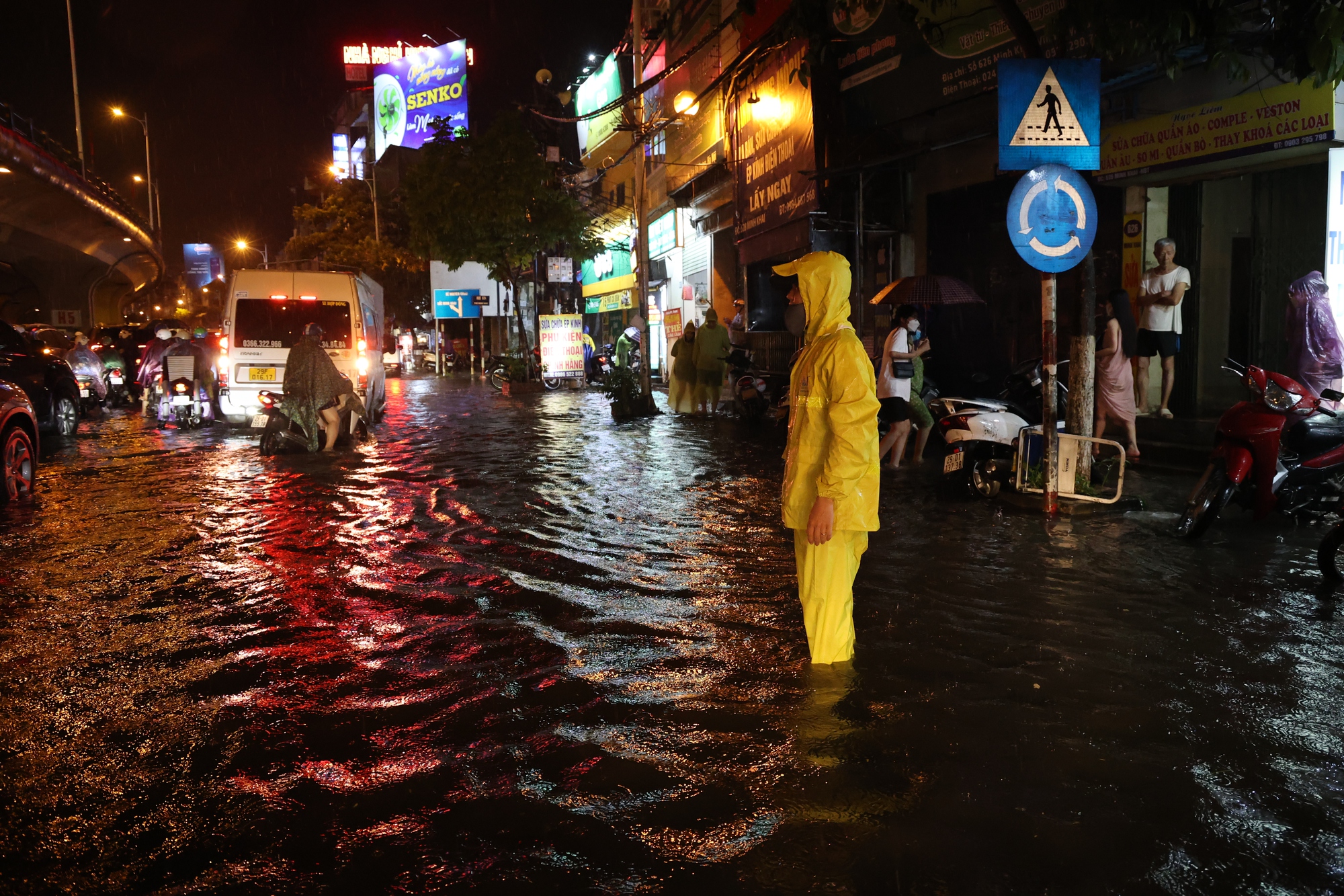 Hà Nội: Mưa lớn chưa đầy 1 giờ, nhiều tuyến phố ngập sâu ngang thân người - Ảnh 13.