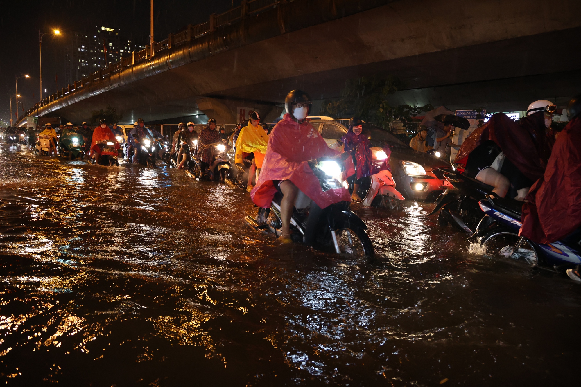 Hà Nội: Mưa lớn chưa đầy 1 giờ, nhiều tuyến phố ngập sâu ngang thân người - Ảnh 3.