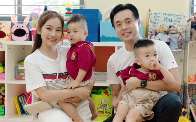 Dương Khắc Linh - Sara Lưu chia sẻ loạt khoảnh khắc cùng đứa 2 con sinh đôi đến trường