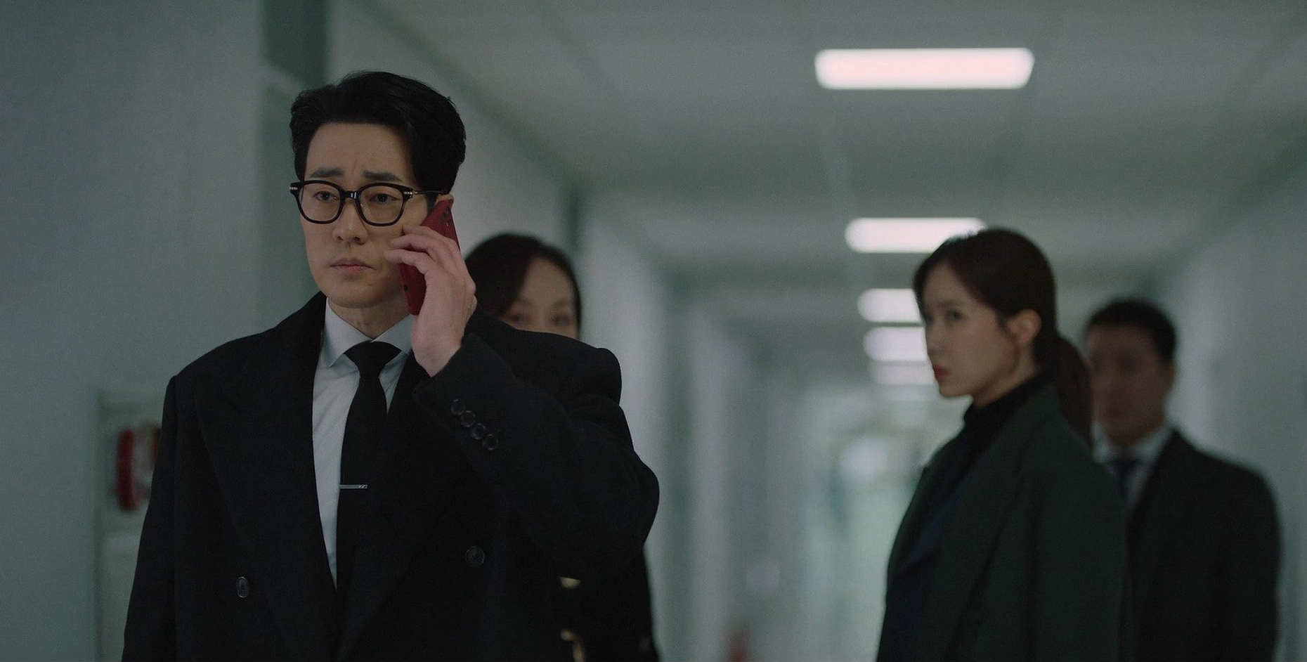 Bác sĩ luật sư: So Ji Sub chung chiến tuyến với bạn gái cũ, lạnh người trước sự nhẫn tâm của trùm phản diện - Ảnh 1.
