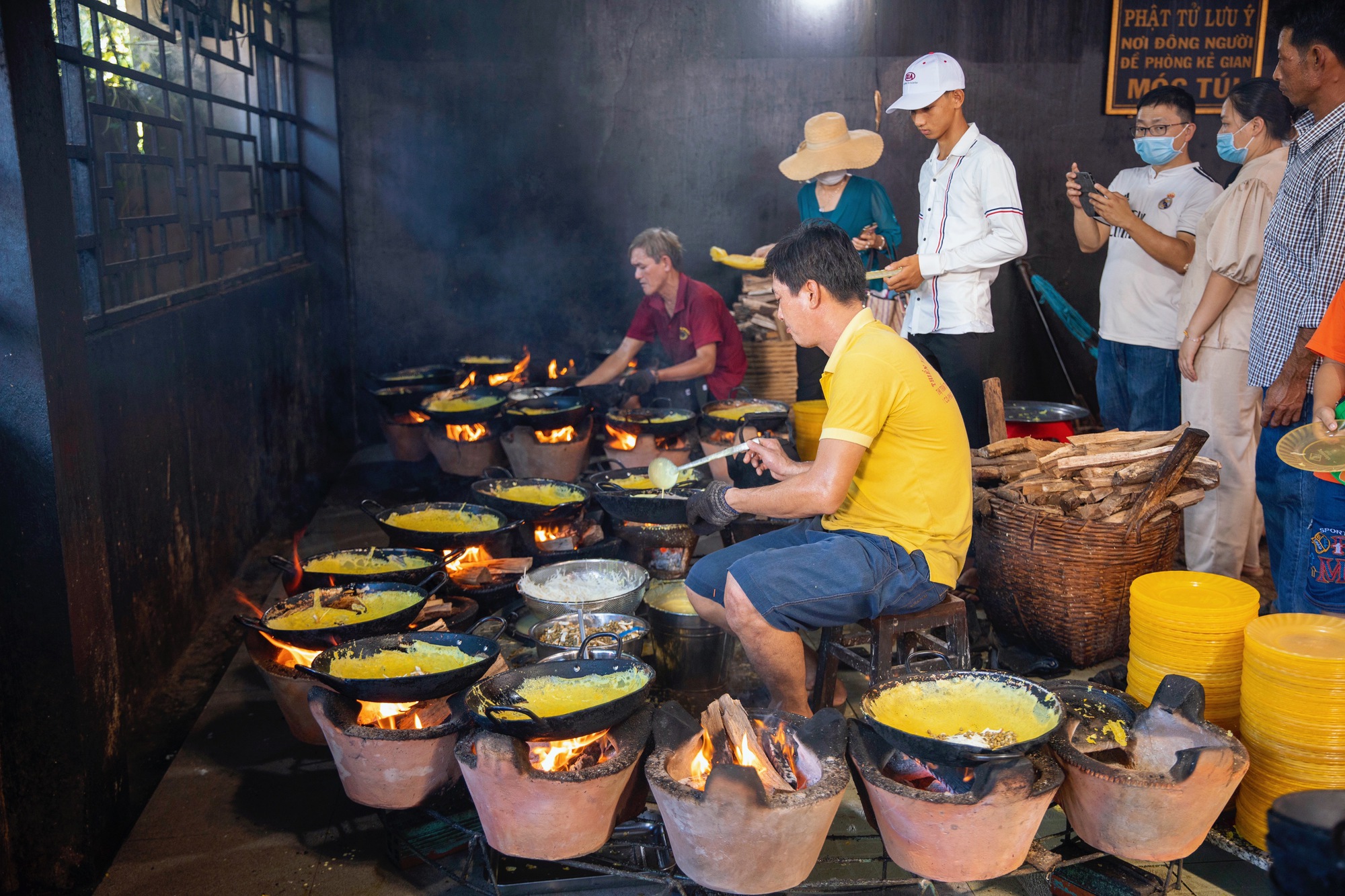 Bánh xèo chay 23 năm đãi khách miễn phí ở An Giang, số lượng bánh đổ 6000 chiếc/ngày, người đổ bánh &quot;MÚA&quot; với 10 chiếc chảo  - Ảnh 1.