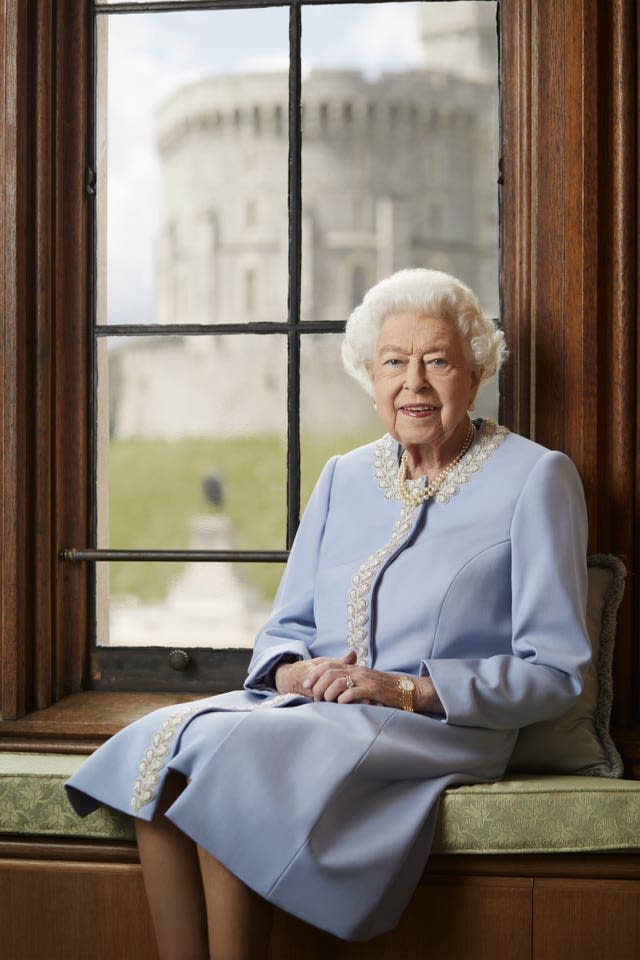 Ảnh chân dung mới của Nữ hoàng Anh mừng đại lễ Bạch Kim và lời nhắn nhủ ý nghĩa của người đứng đầu hoàng gia - Ảnh 1.