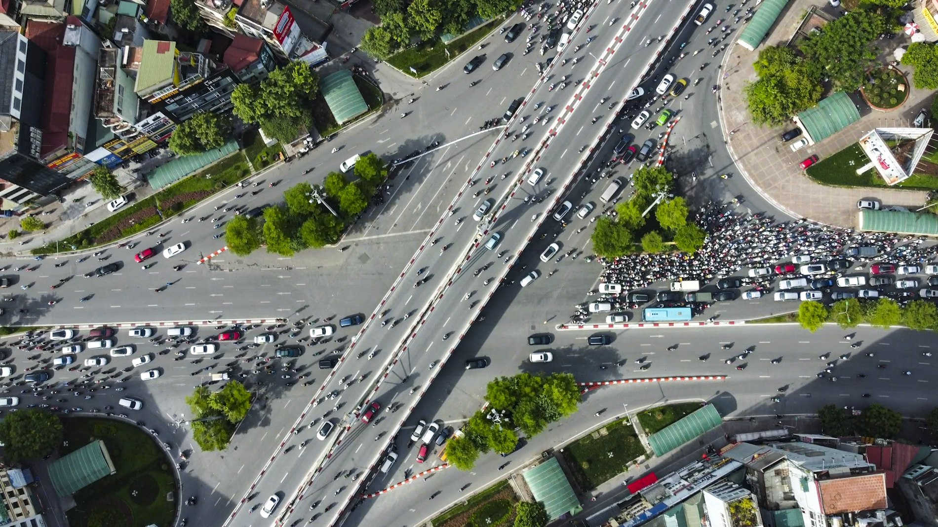 &quot;Điểm đen ùn tắc&quot; Ngã Tư Sở ra sao trong buổi sáng đầu tuần sau khi Hà Nội phân luồng giao thông mới? - Ảnh 2.