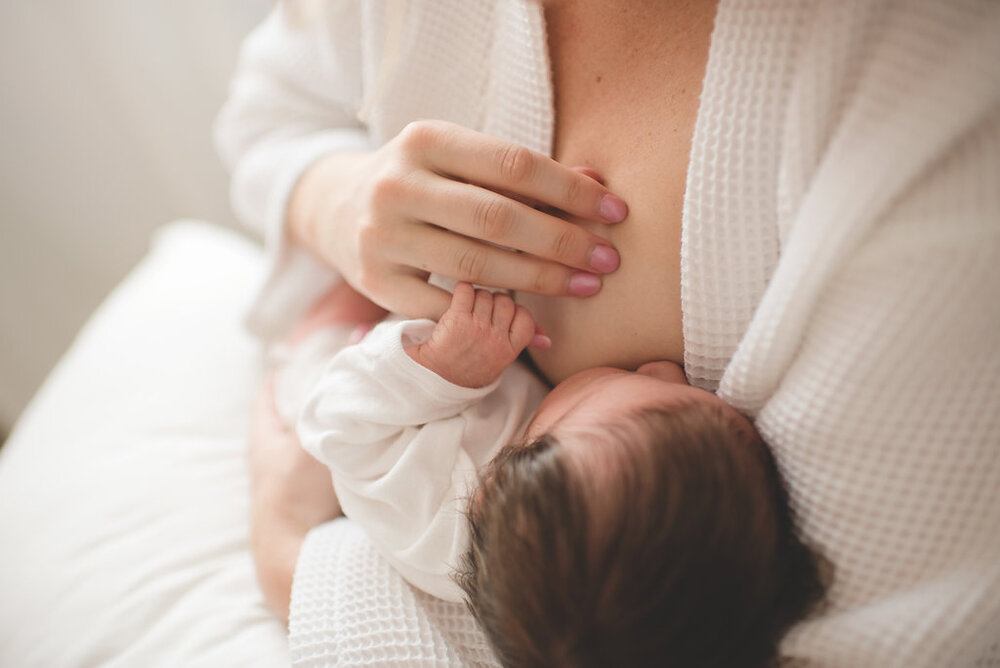 Thực hiện ngay 5 cách này mẹ không còn ám ảnh mất sữa sau sinh, sữa về ào ào, bé bú no nê - Ảnh 1.