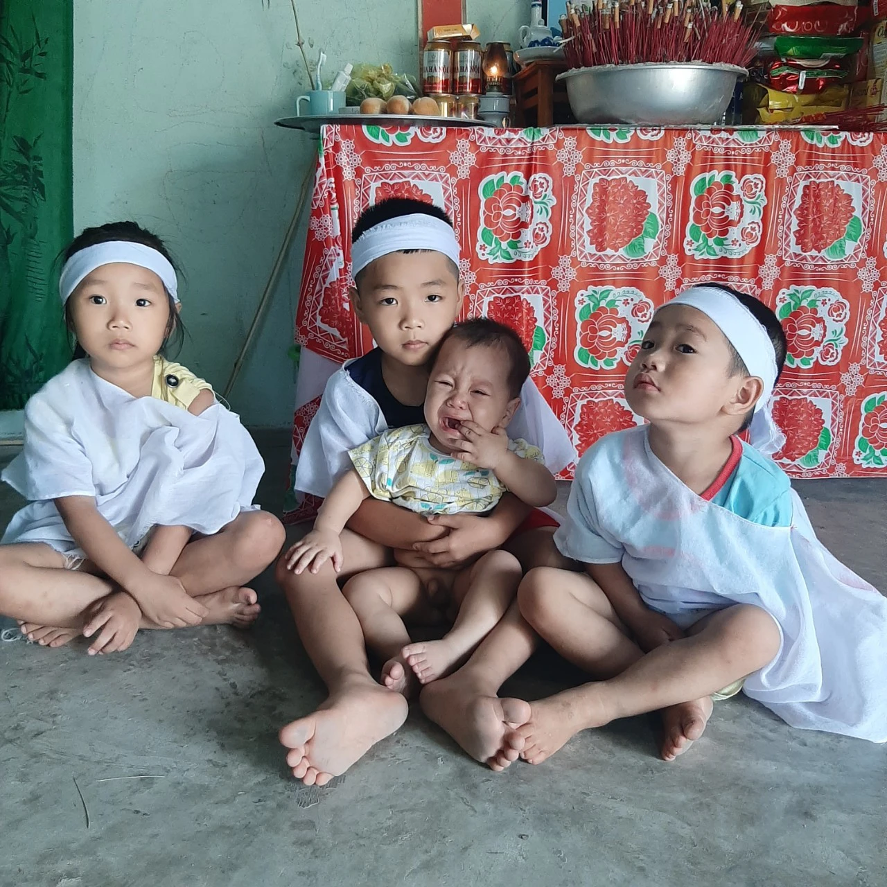 Nhói lòng hình ảnh 4 đứa trẻ thơ ngồi bên bàn thờ người cha vừa mất khóc đến lạc giọng vì khát sữa - Ảnh 1.