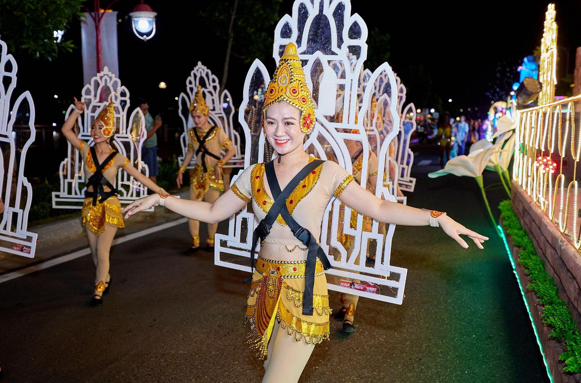 Đà Nẵng náo nhiệt với đêm lễ hội Carnival đường phố Sun Fest đầu tiên - Ảnh 1.