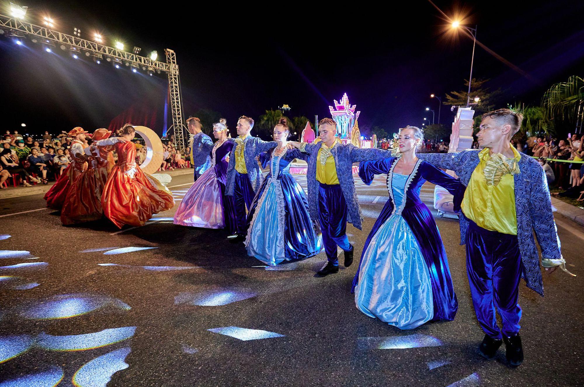 Đà Nẵng náo nhiệt với đêm lễ hội Carnival đường phố Sun Fest đầu tiên - Ảnh 7.