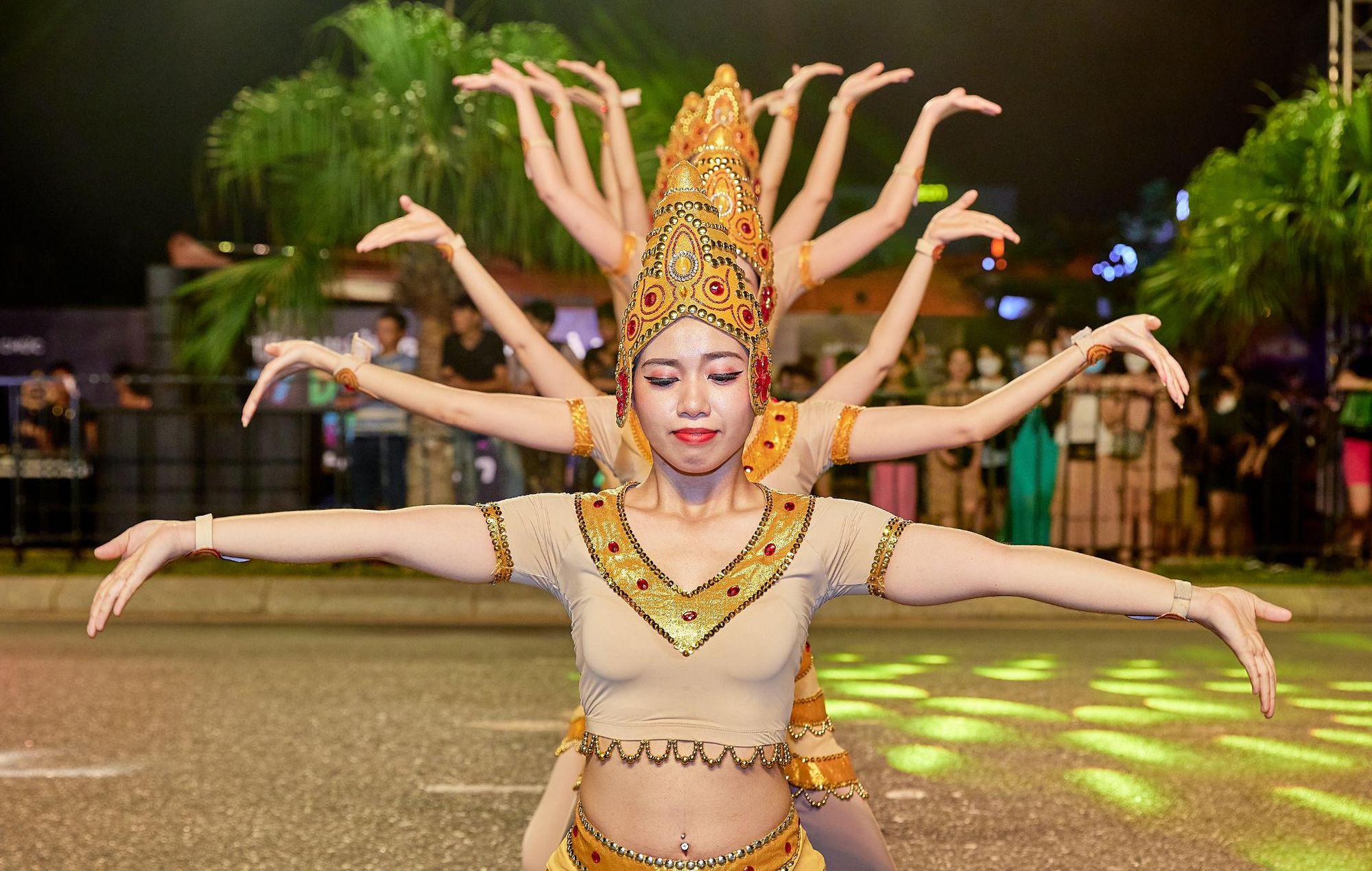 Đà Nẵng náo nhiệt với đêm lễ hội Carnival đường phố Sun Fest đầu tiên - Ảnh 8.