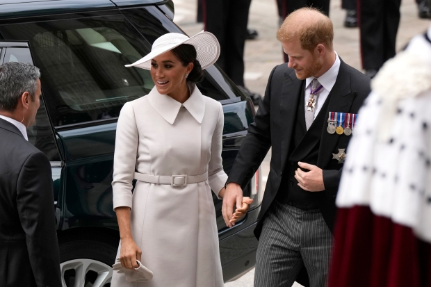 Khoảnh khắc Harry và Meghan Markle tình tứ bên nhau tại Lễ Tạ ơn Nữ hoàng, thể hiện sự quan tâm bằng những chi tiết rất tinh tế - Ảnh 2.