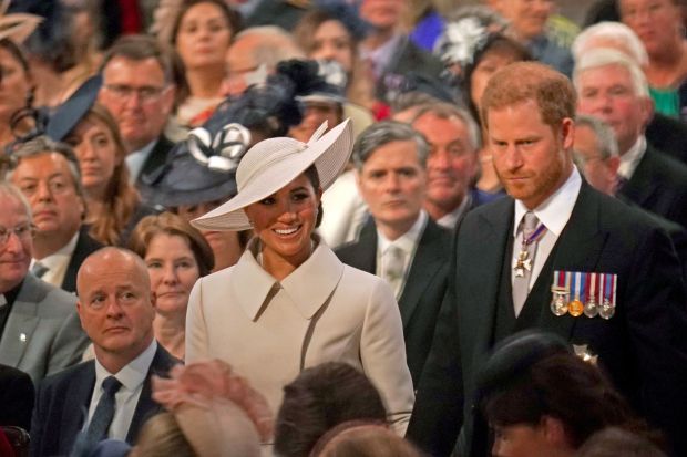 Khoảnh khắc Harry và Meghan Markle tình tứ bên nhau tại Lễ Tạ ơn Nữ hoàng, thể hiện sự quan tâm bằng những chi tiết rất tinh tế - Ảnh 3.