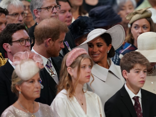 Khoảnh khắc Harry và Meghan Markle tình tứ bên nhau tại Lễ Tạ ơn Nữ hoàng, thể hiện sự quan tâm bằng những chi tiết rất tinh tế - Ảnh 5.