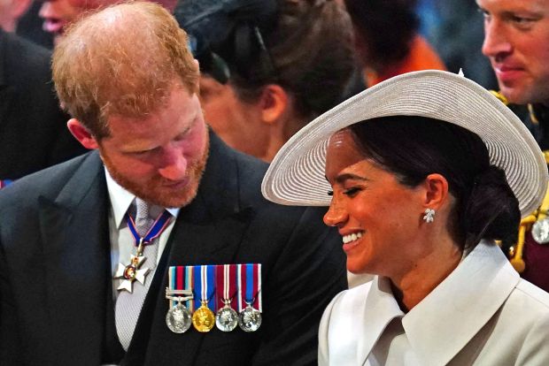 Khoảnh khắc Harry và Meghan Markle tình tứ bên nhau tại Lễ Tạ ơn Nữ hoàng, thể hiện sự quan tâm bằng những chi tiết rất tinh tế - Ảnh 4.
