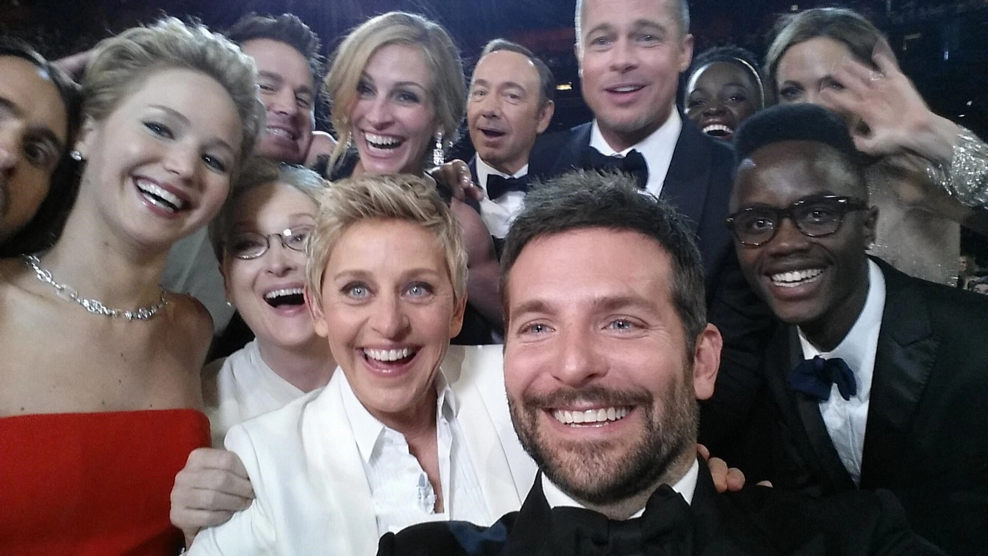 Hậu khoảnh khắc “selfie” nổi tiếng nhất lịch sử Oscar, cặp đôi Brad Pitt - Angelina Jolie và những nhân vật trong hình giờ ra sao? - Ảnh 2.