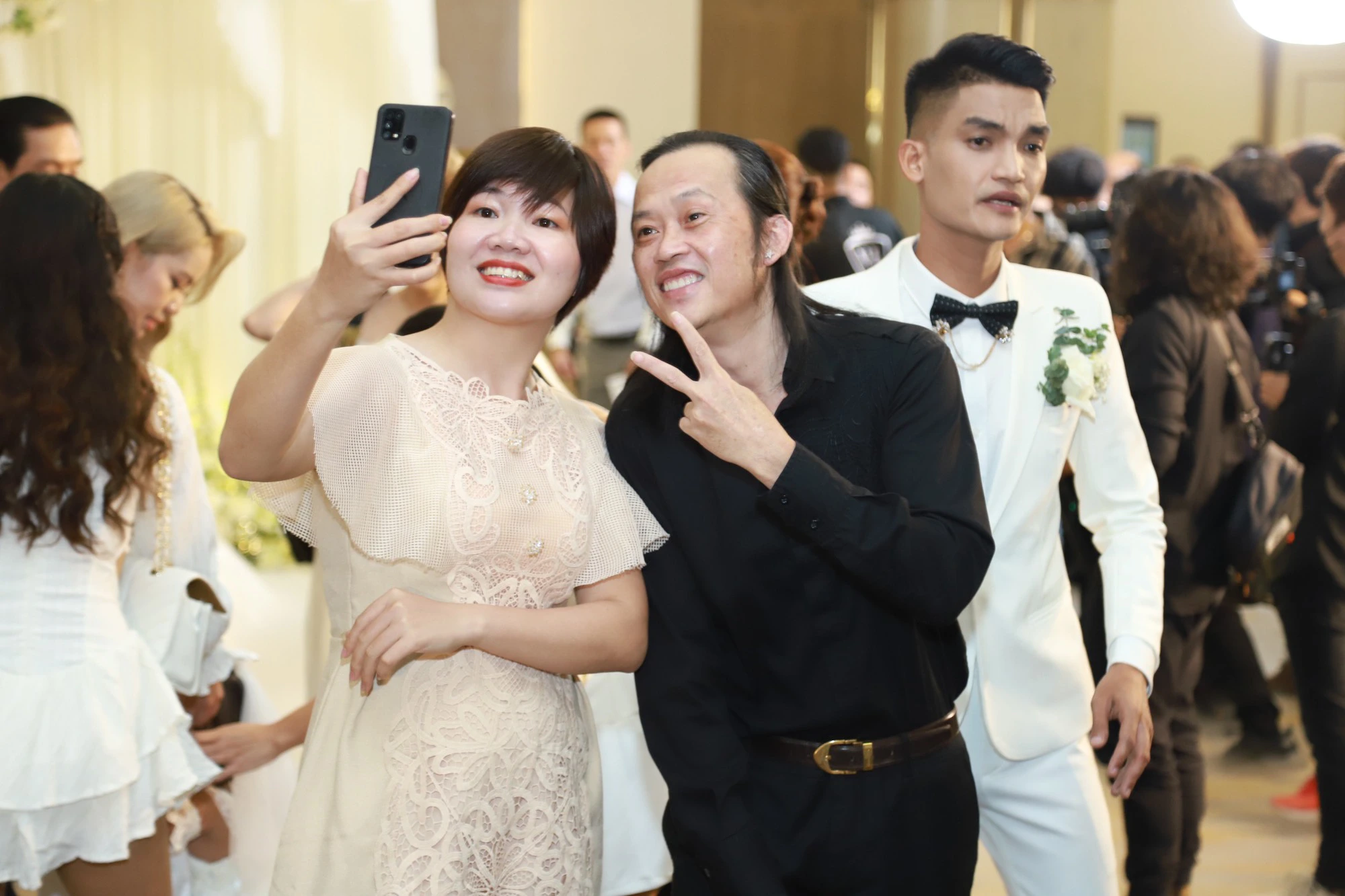 Đám cưới Mạc Văn Khoa tại TP.HCM: Hoài Linh, vợ chồng Nhã Phương - Trường Giang và dàn sao Việt tề tựu chung vui - Ảnh 13.