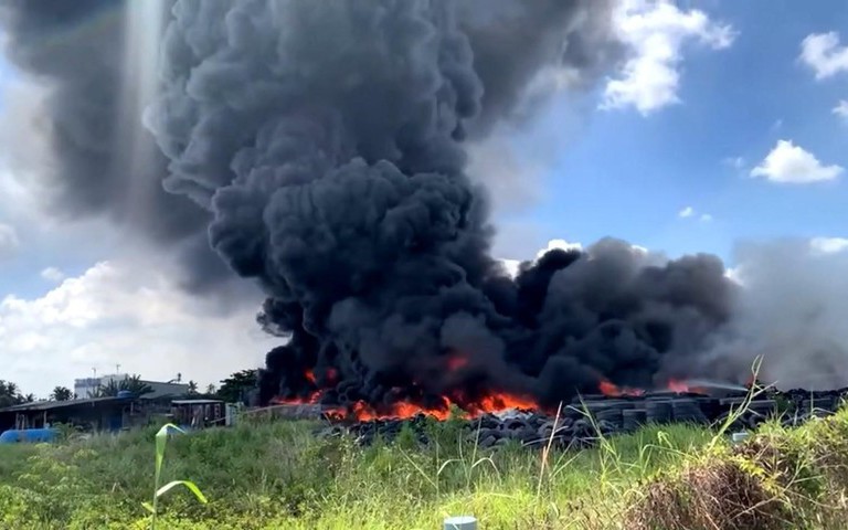 Tan hoang hiện trường vụ cháy xưởng lốp xe giữa khu dân cư ở TP.HCM