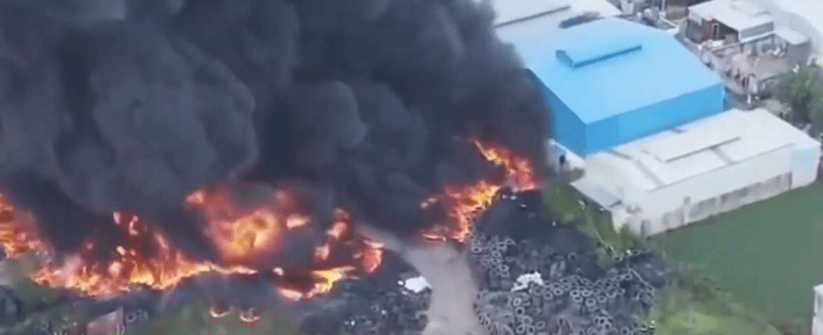 TP.HCM: Cháy kinh hoàng xưởng lốp xe giữa trưa cột khói cao hàng trăm mét kèm nhiều tiếng nổ, người dân hô hoán di dời đồ đạc  - Ảnh 1.