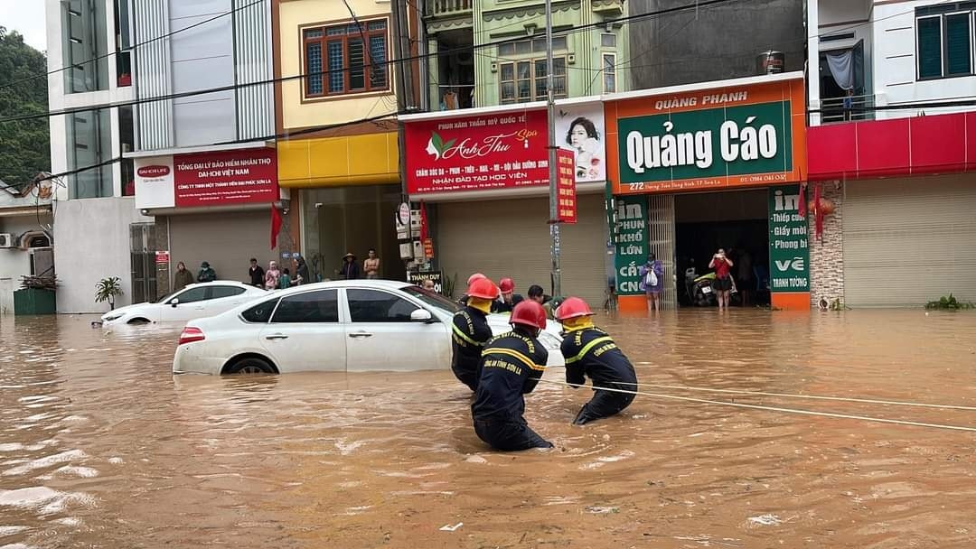Phố núi Sơn La ngập nặng sau mưa lớn, bộ đội sơ tán dân trong nước lũ cuồn cuộn - Ảnh 3.