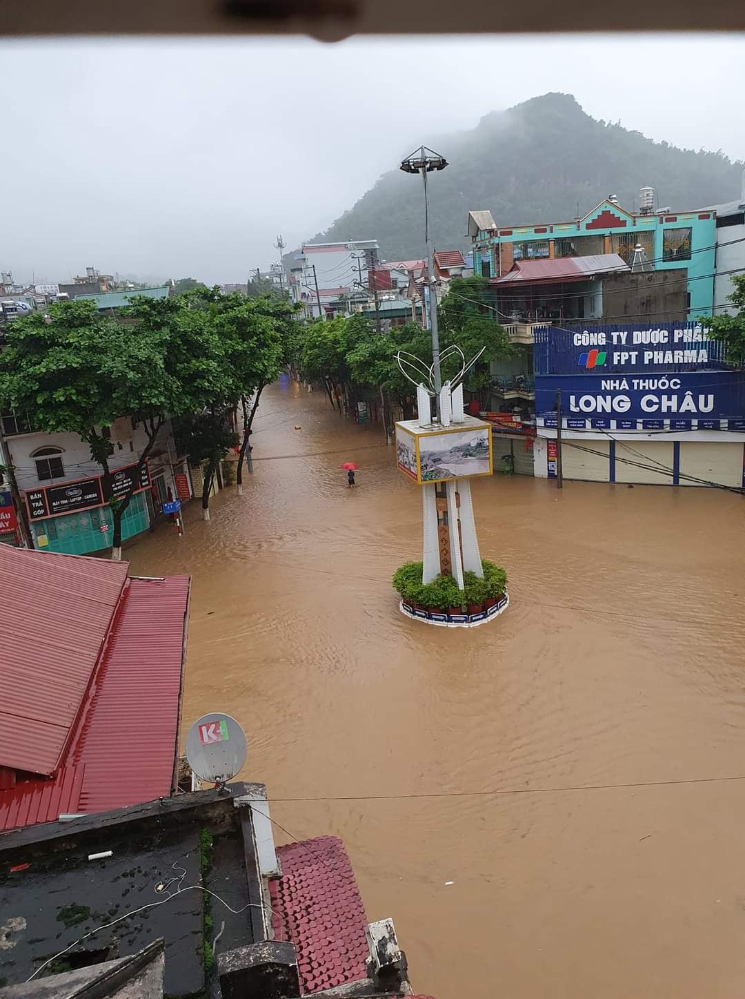 Phố núi Sơn La ngập nặng sau mưa lớn, bộ đội sơ tán dân trong nước lũ cuồn cuộn - Ảnh 1.