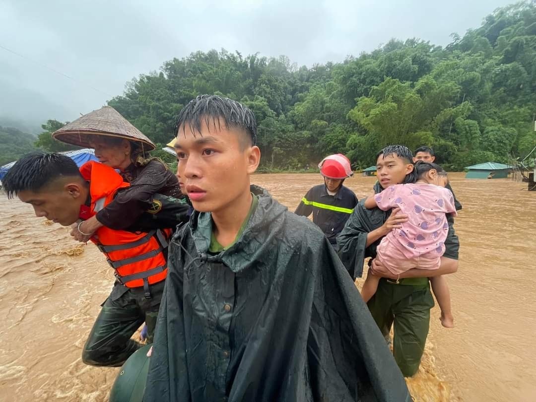 Phố núi Sơn La ngập nặng sau mưa lớn, bộ đội sơ tán dân trong nước lũ cuồn cuộn - Ảnh 9.