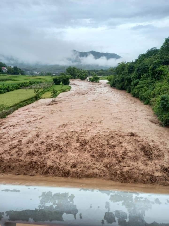 Phố núi Sơn La ngập nặng sau mưa lớn, bộ đội sơ tán dân trong nước lũ cuồn cuộn - Ảnh 11.